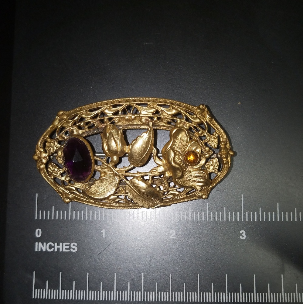 Vtg gold tone decorative brooch. No markings.